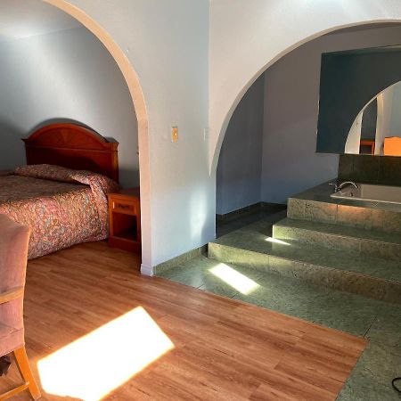 Full Moon Inn Хънтингтън Парк Екстериор снимка