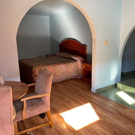 Full Moon Inn Хънтингтън Парк Екстериор снимка