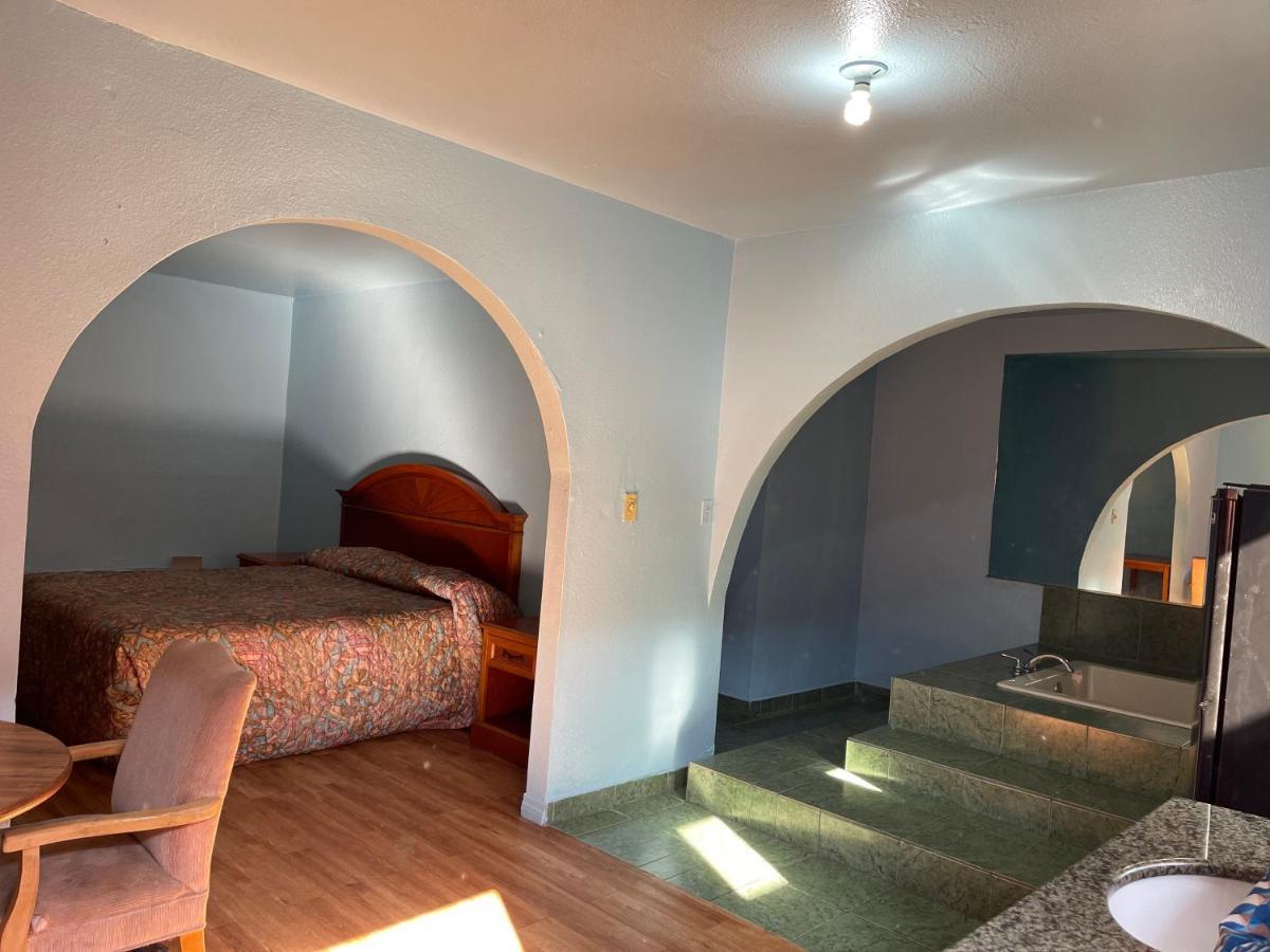 Full Moon Inn Хънтингтън Парк Екстериор снимка