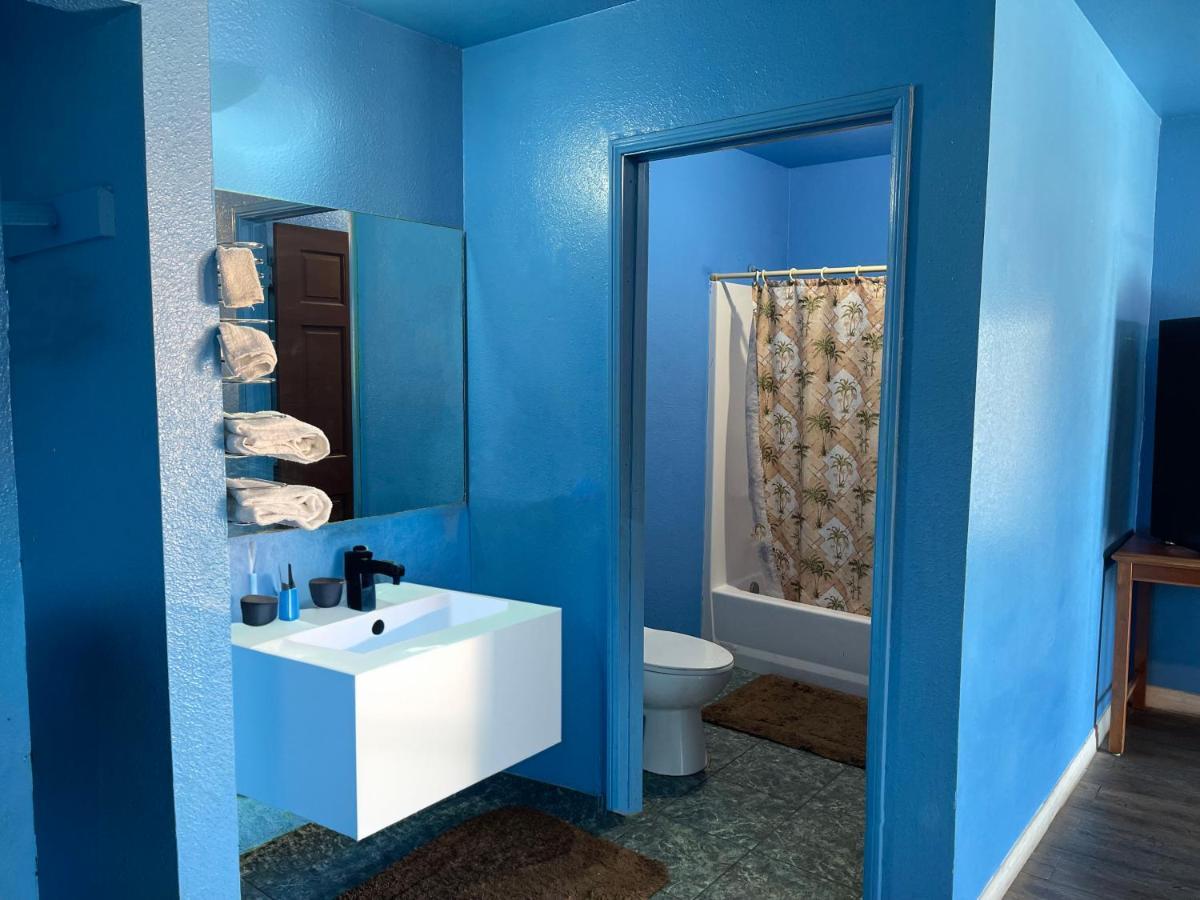 Full Moon Inn Хънтингтън Парк Екстериор снимка